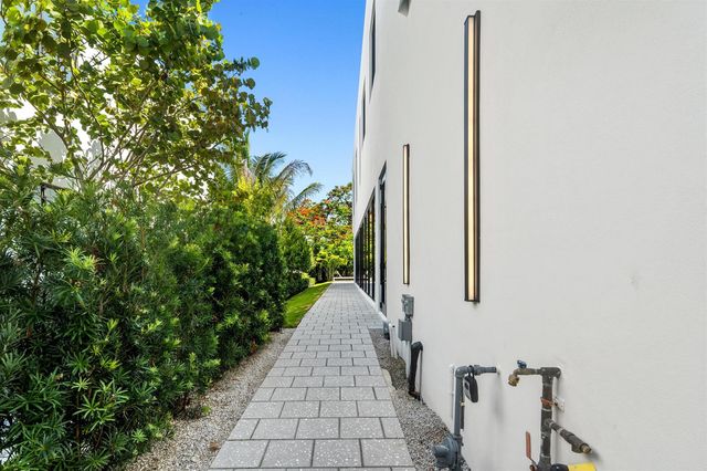 723 Lake Avenue N, Delray Beach, FL 33483