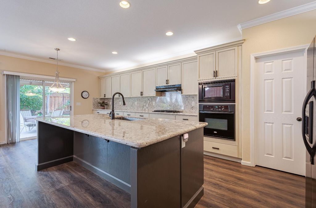 Image 5 of property listing at 2222 Carson Avenue, Clovis, CA 93611