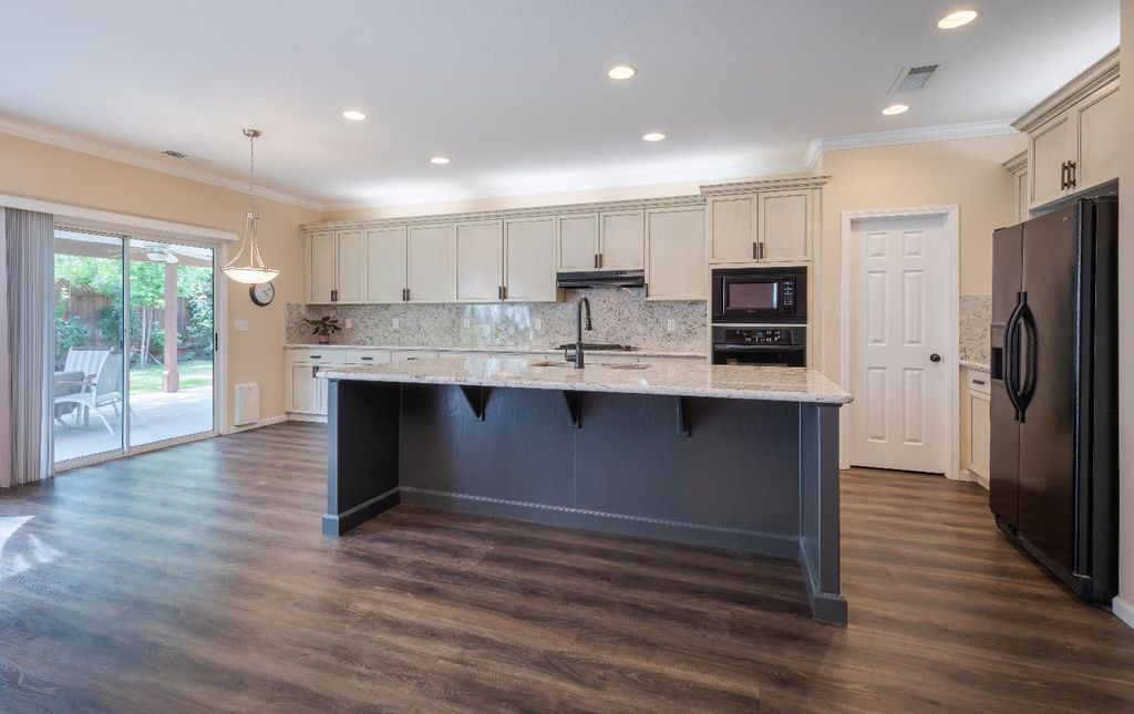 Image 6 of property listing at 2222 Carson Avenue, Clovis, CA 93611