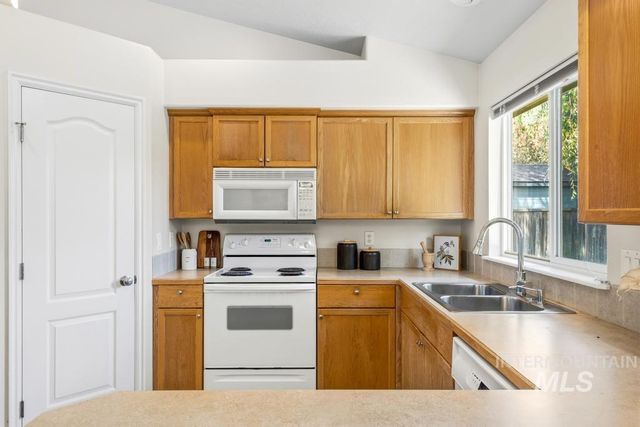 7710 N Dodgin Ave, Boise, ID 83714