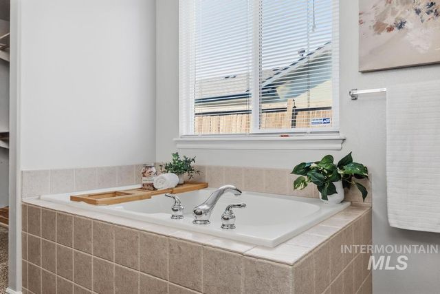7710 N Dodgin Ave, Boise, ID 83714