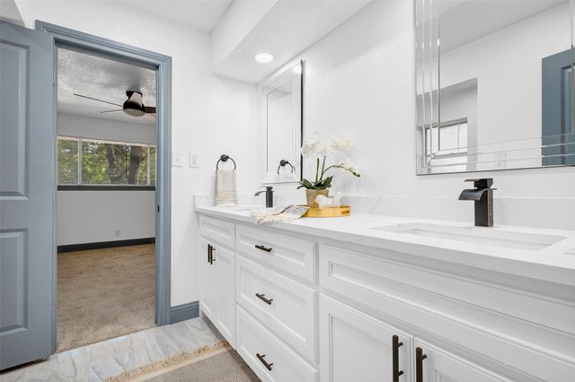 612 Circleview Drive S, Hurst, TX 76054