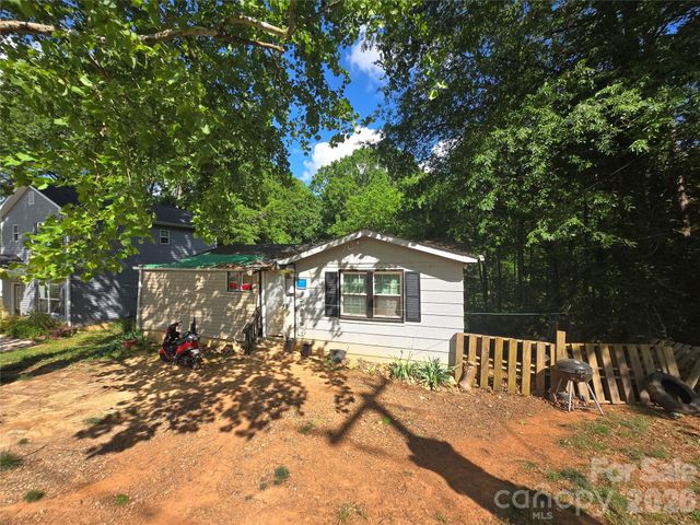 413 S Pinchback Avenue, Bessemer City, NC 28016