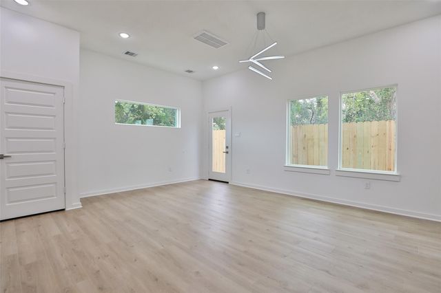 9339 Lavender St, North Houston, TX 77016