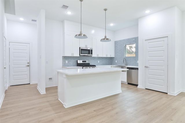 9339 Lavender St, North Houston, TX 77016