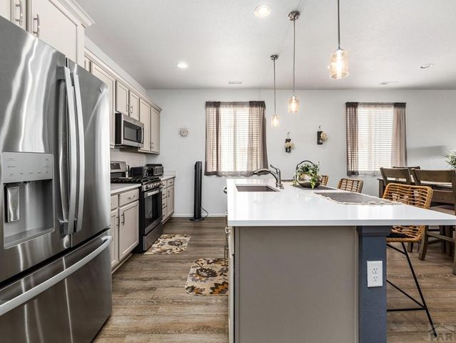 2207 Sunrise Ln, Pueblo, CO 81008