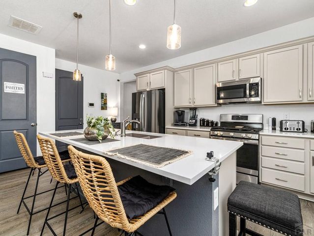 2207 Sunrise Ln, Pueblo, CO 81008