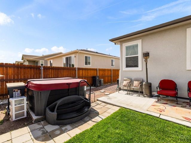 2207 Sunrise Ln, Pueblo, CO 81008
