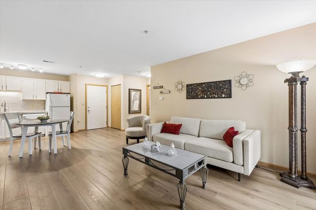 605 Barrington Avenue 332, East Dundee, IL 60118