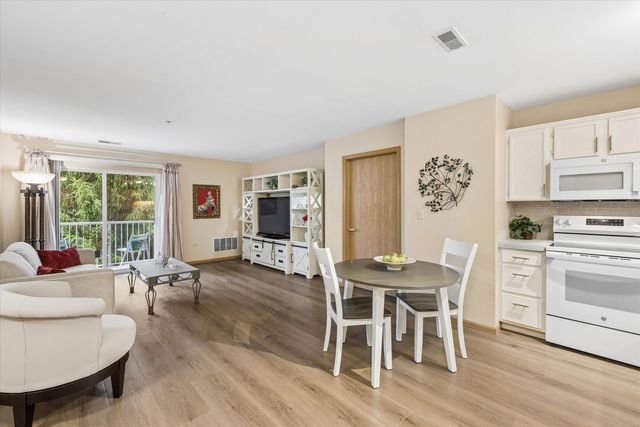 605 Barrington Avenue 332, East Dundee, IL 60118