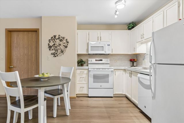 605 Barrington Avenue 332, East Dundee, IL 60118