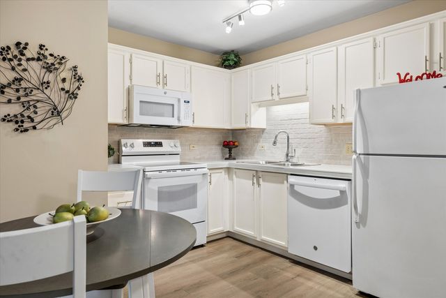 605 Barrington Avenue 332, East Dundee, IL 60118