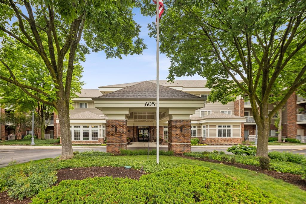 605 Barrington Avenue 332, East Dundee, IL 60118