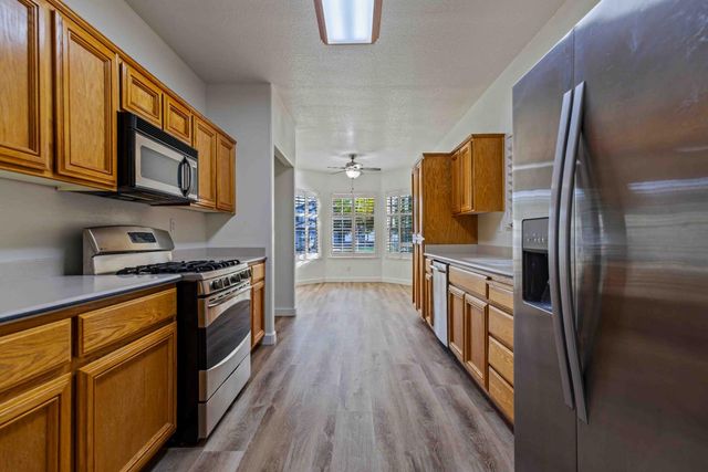 995 W Springer Dr, Turlock, CA 95382