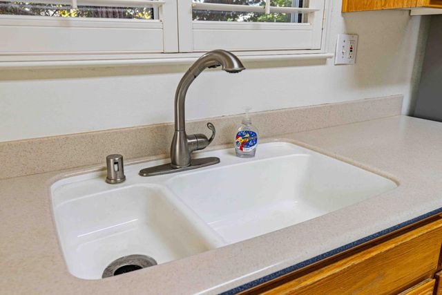 995 W Springer Dr, Turlock, CA 95382