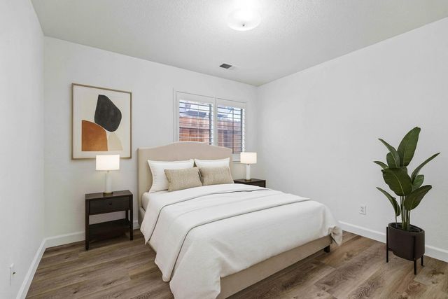 995 W Springer Dr, Turlock, CA 95382