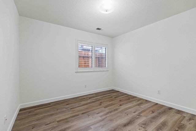 995 W Springer Dr, Turlock, CA 95382