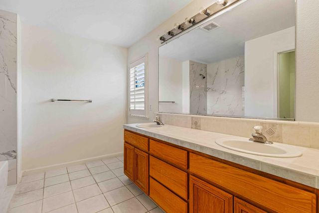 995 W Springer Dr, Turlock, CA 95382