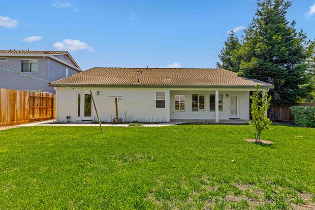 995 W Springer Dr, Turlock, CA 95382