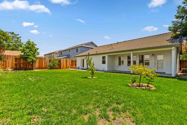 995 W Springer Dr, Turlock, CA 95382