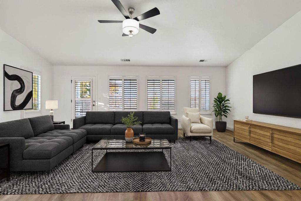 995 W Springer Dr, Turlock, CA 95382