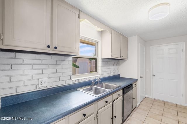 8608 HAMMONDWOOD Road S, Jacksonville, FL 32221