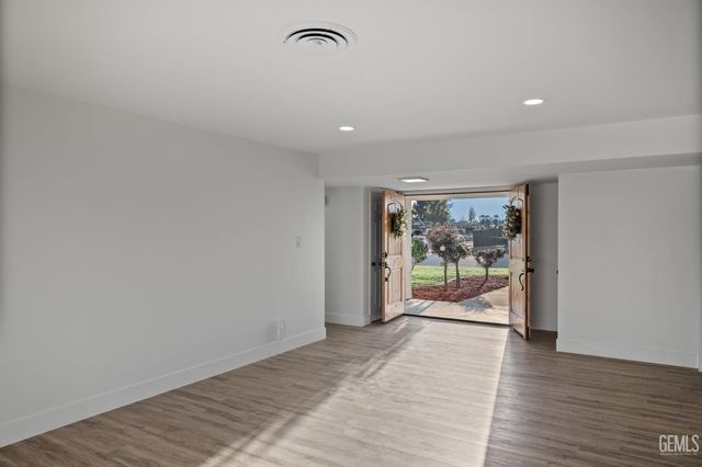 500 Friant Court, Bakersfield, CA 93309