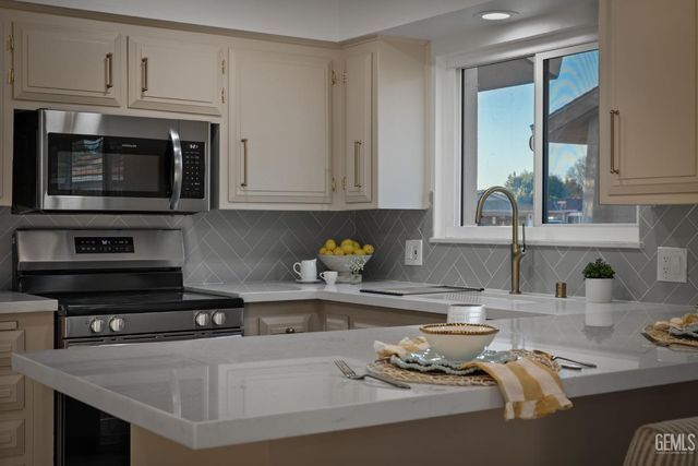 500 Friant Court, Bakersfield, CA 93309