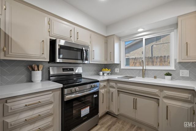 500 Friant Court, Bakersfield, CA 93309