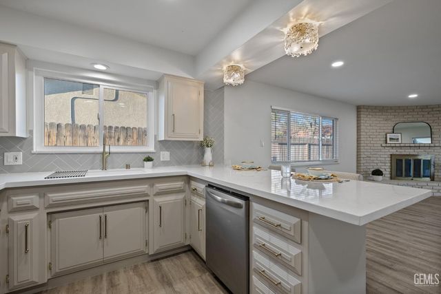 500 Friant Court, Bakersfield, CA 93309