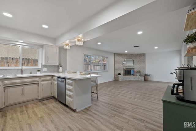 500 Friant Court, Bakersfield, CA 93309