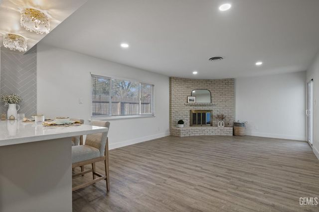 500 Friant Court, Bakersfield, CA 93309