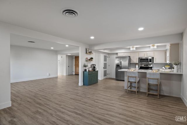 500 Friant Court, Bakersfield, CA 93309