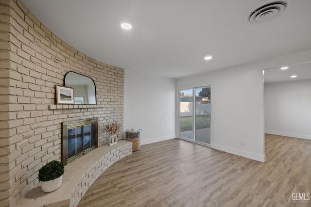 500 Friant Court, Bakersfield, CA 93309