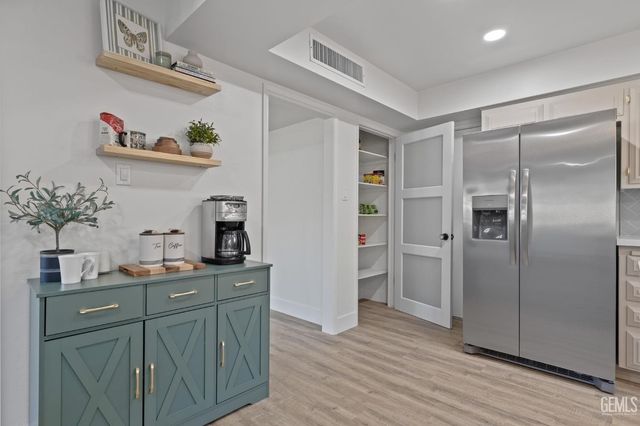 500 Friant Court, Bakersfield, CA 93309