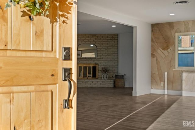 500 Friant Court, Bakersfield, CA 93309