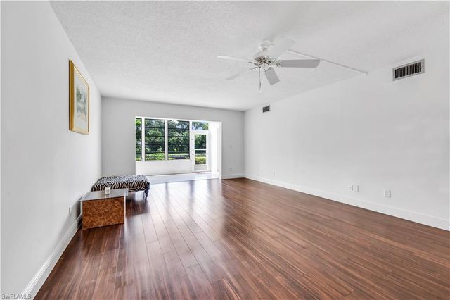 600 Valley Stream DR D3, Naples, FL 34113