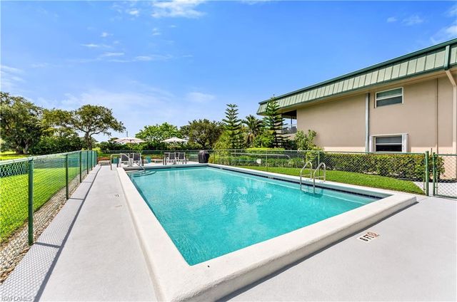 600 Valley Stream DR D3, Naples, FL 34113