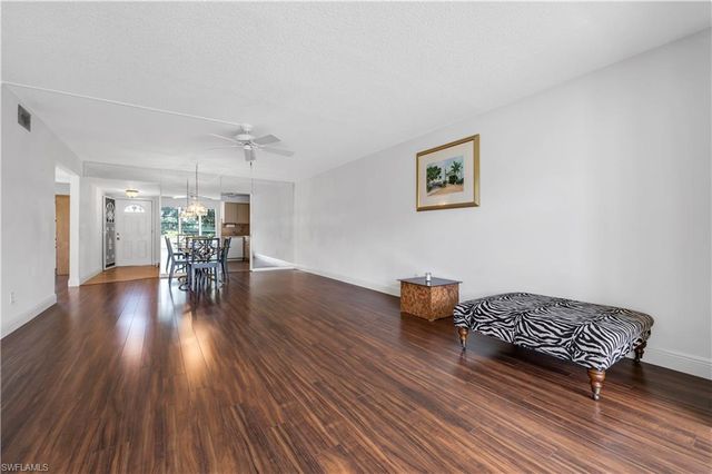 600 Valley Stream DR D3, Naples, FL 34113