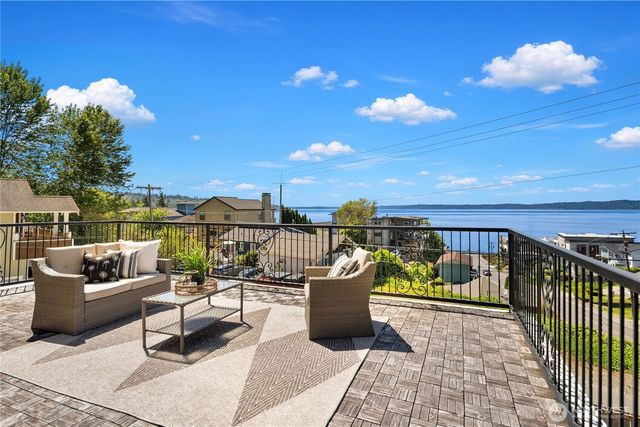 28104 10th Avenue S, Des Moines, WA 98198