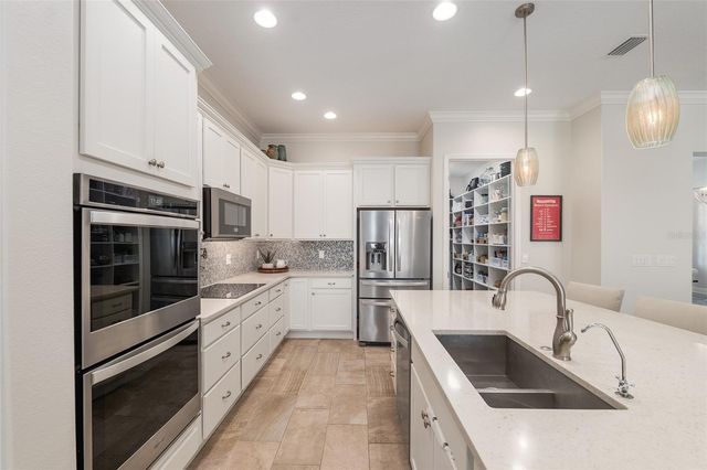 11207 ROZ WAY, Oxford, FL 34484