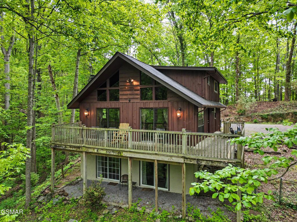 425 Hemlock Lane, Sevierville, TN 37876