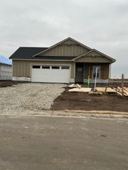 1558 N Emerald Valley Dr, Mulvane, KS 67110