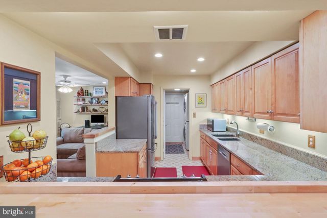 1024 MOOREFIELD HILL PL SW, Vienna, VA 22180