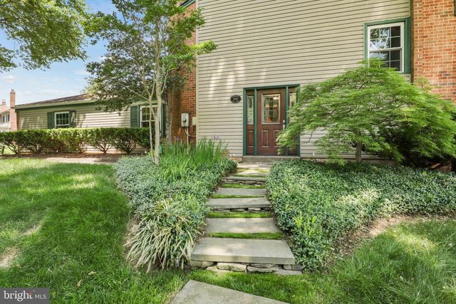 1024 MOOREFIELD HILL PL SW, Vienna, VA 22180