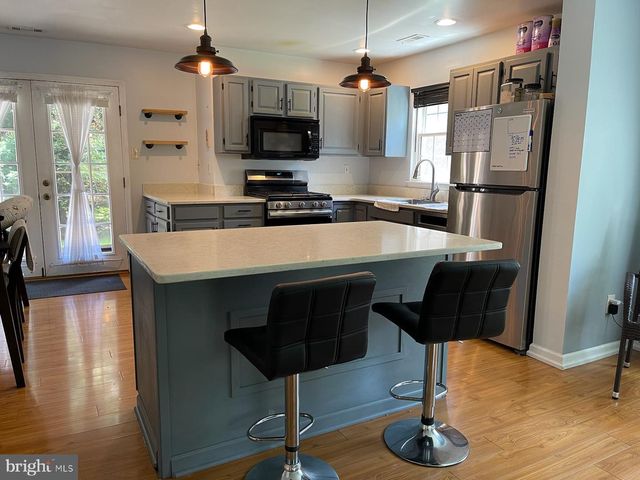 37 RAMPART DR, Chesterbrook, PA 19087