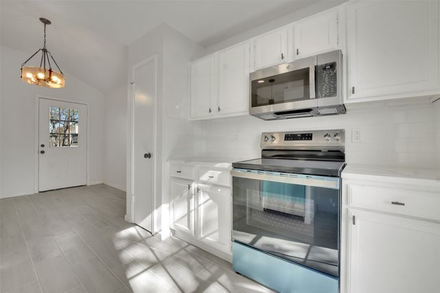 615 Red Coat Lane, Arlington, TX 76002