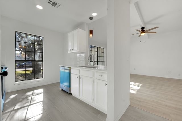 615 Red Coat Lane, Arlington, TX 76002