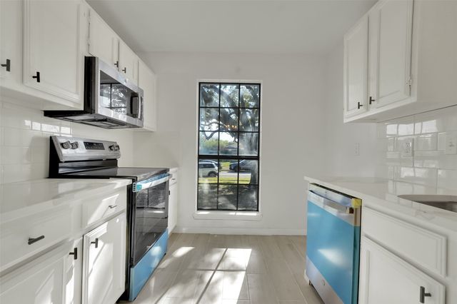 615 Red Coat Lane, Arlington, TX 76002