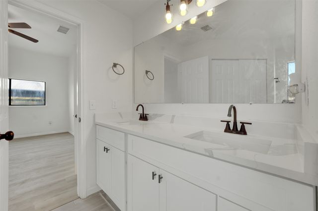 615 Red Coat Lane, Arlington, TX 76002